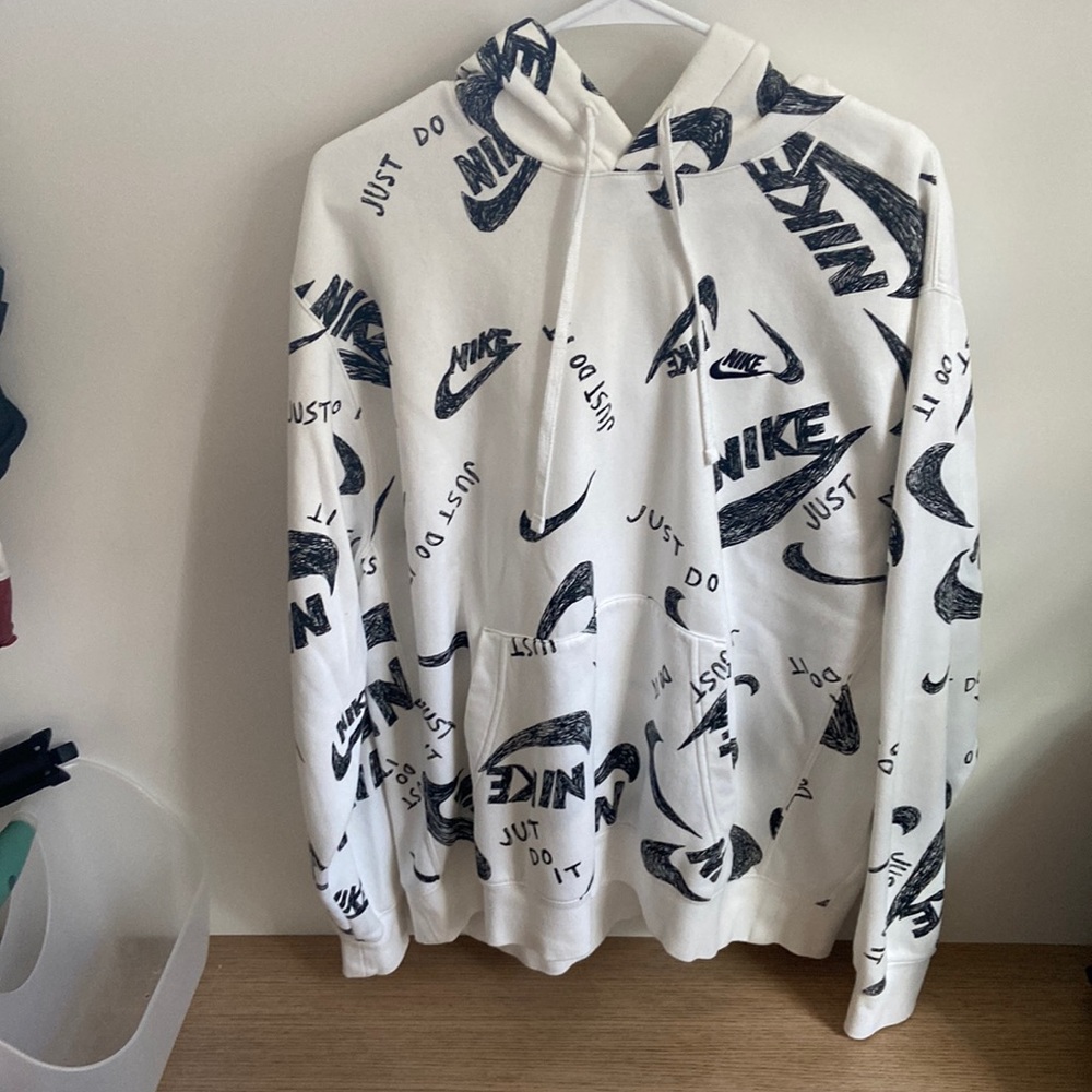 Men’s XL Nike Pullover Sweatshirt.